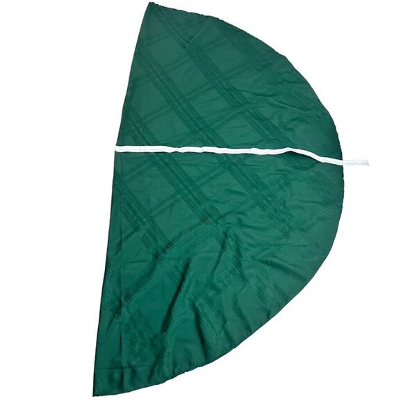 Hunter Green Round Holiday Tablecloth – Fits 6–8 Seat Table (70” Round) - Picture 10 of 16